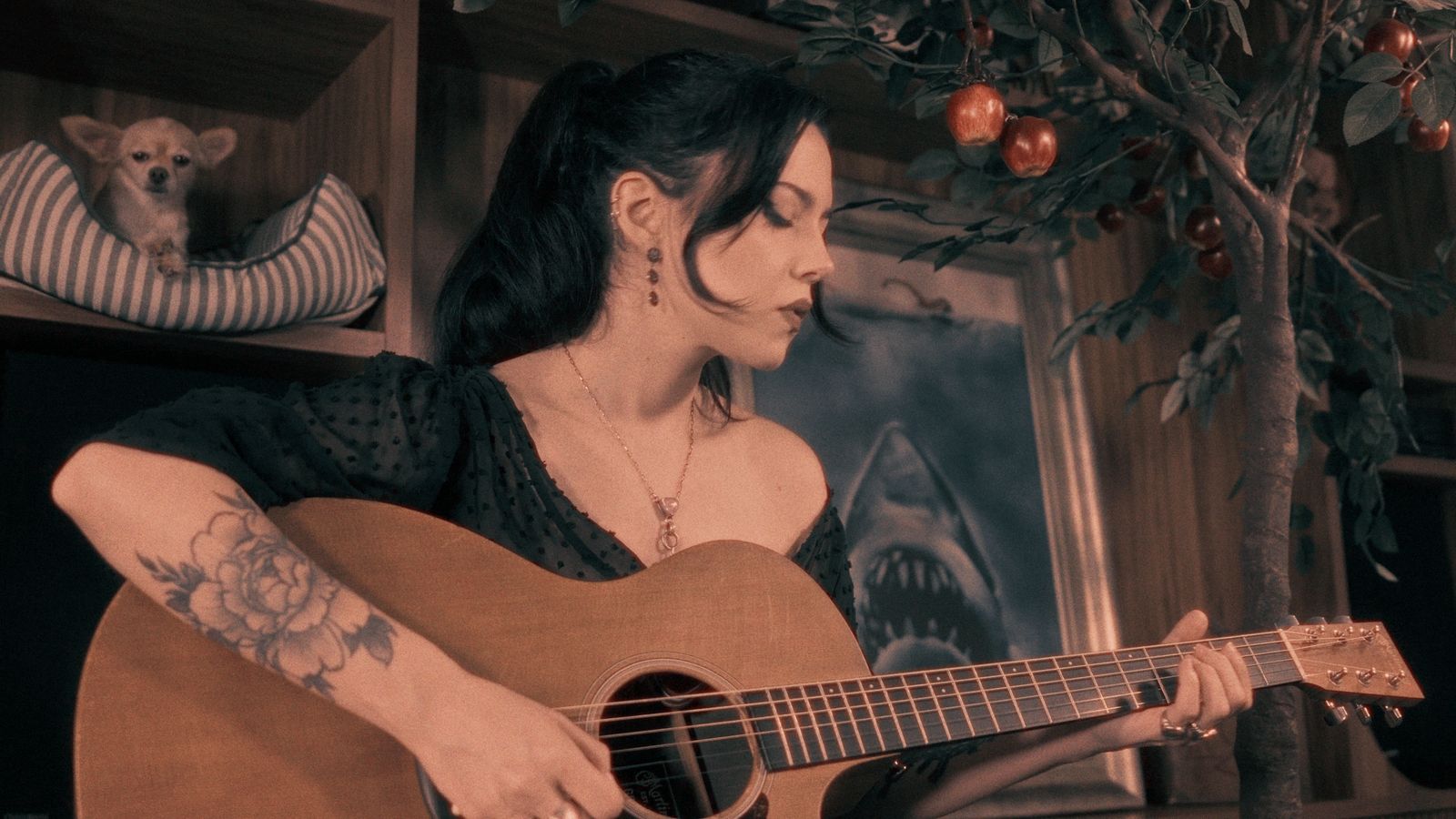 Only Holy Water (Acoustic) — still colorido pela Vertigo Color